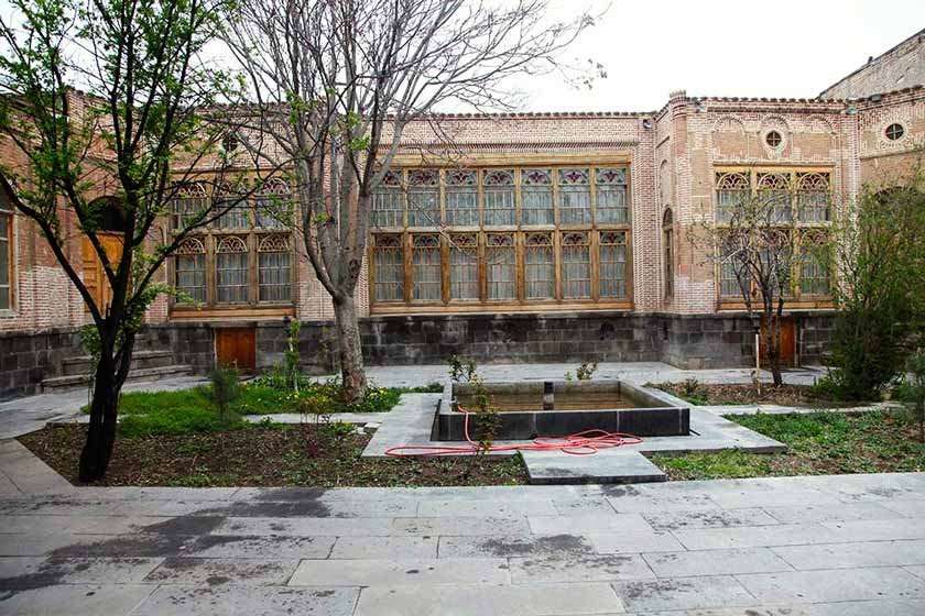 اقامتگاه دهگردی،هتل،بومگردی،اقامت،ویلا،سوئیت،کلبه،ایرانگردی،جاذبه گردشگری دهگردی خانه تاریخی میرفتاحی (موزه مفاخر دینی)
