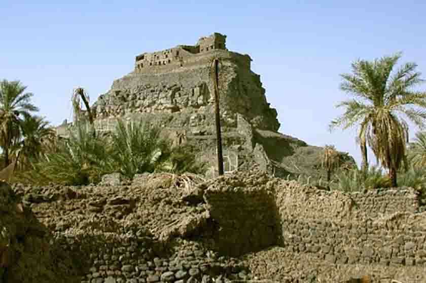 اقامتگاه دهگردی،هتل،بومگردی،اقامت،ویلا،سوئیت،کلبه،ایرانگردی،جاذبه گردشگری دهگردی قلعه ارژنگ