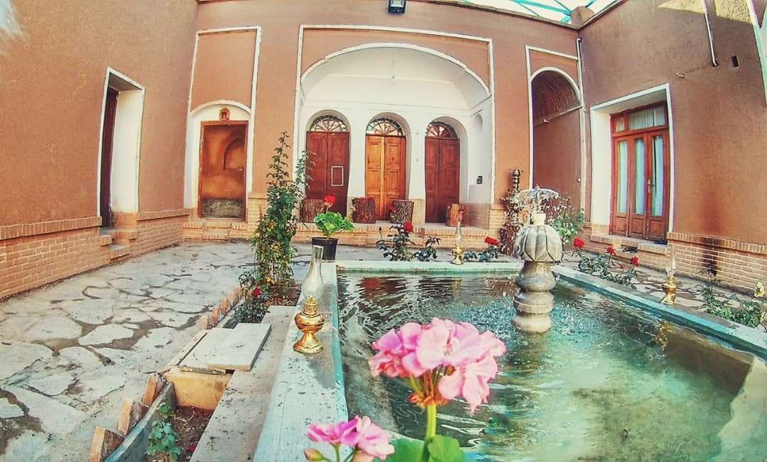 اقامتگاه دهگردی،هتل،بومگردی،اقامت،ویلا،سوئیت،کلبه،ایرانگردی،  بوم گردی صد طاقچه