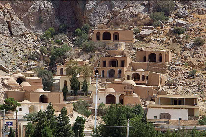 اقامتگاه دهگردی،هتل،بومگردی،اقامت،ویلا،سوئیت،کلبه،ایرانگردی،جاذبه گردشگری دهگردی زیارتگاه پیر نارکی