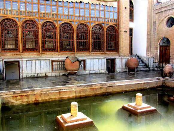 اقامتگاه دهگردی،هتل،بومگردی،اقامت،ویلا،سوئیت،کلبه،ایرانگردی،جاذبه گردشگری دهگردی عمارت سالار سعید