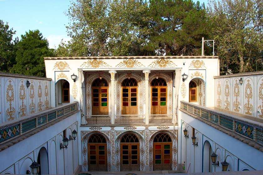 اقامتگاه دهگردی،هتل،بومگردی،اقامت،ویلا،سوئیت،کلبه،ایرانگردی،جاذبه گردشگری دهگردی خانه معتمدی (خانه ملاباشی)