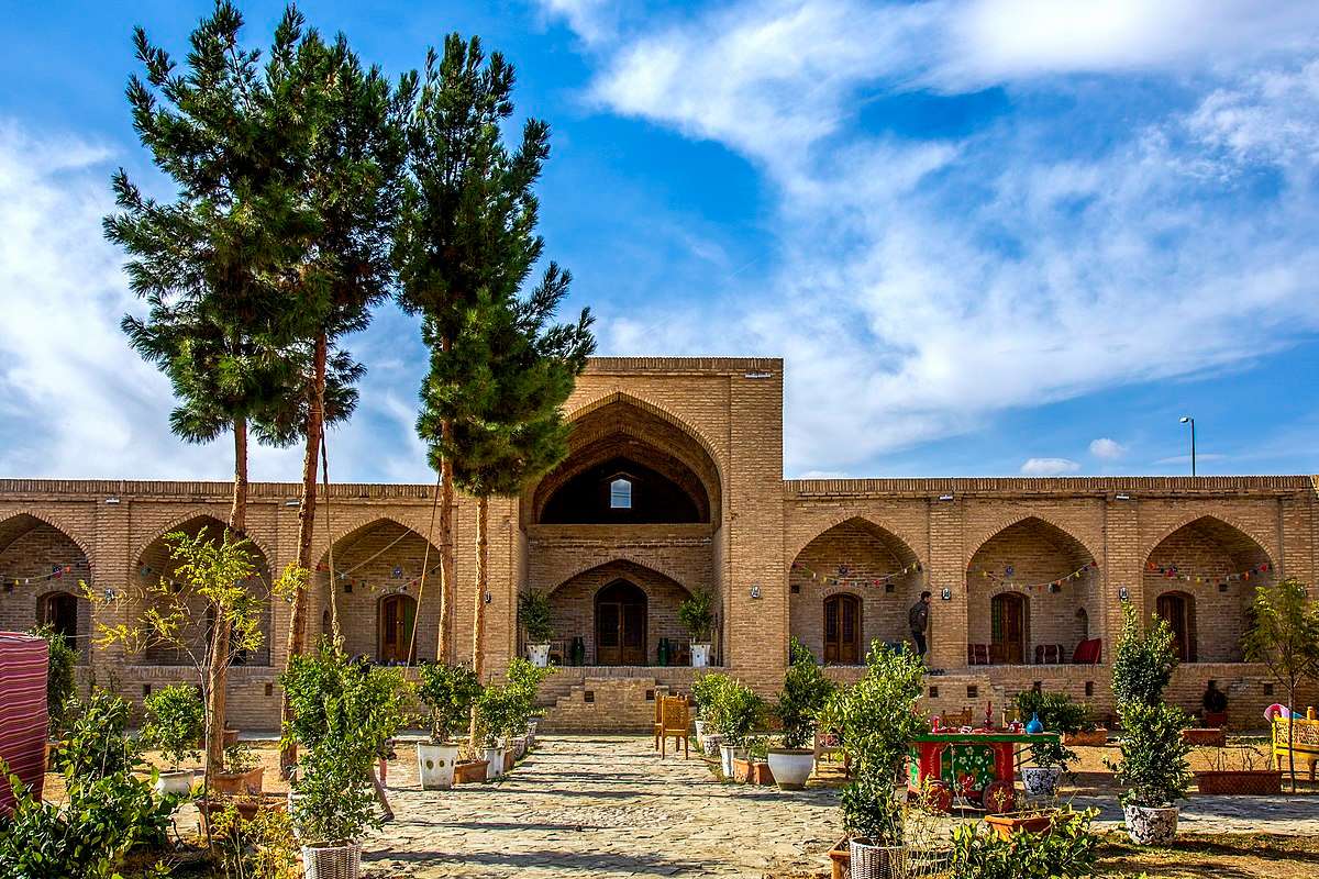 اقامتگاه دهگردی،هتل،بومگردی،اقامت،ویلا،سوئیت،کلبه،ایرانگردی،جاذبه گردشگری دهگردی کاروانسرای عباسی لاسجرد