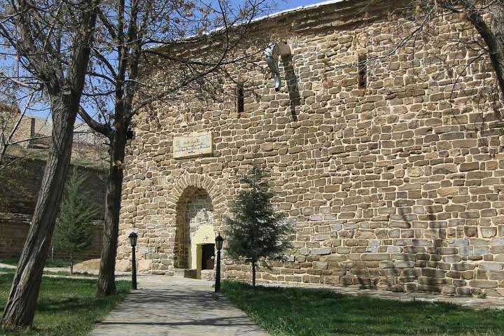 اقامتگاه دهگردی،هتل،بومگردی،اقامت،ویلا،سوئیت،کلبه،ایرانگردی،جاذبه گردشگری دهگردی کلیسای مارسرگیز