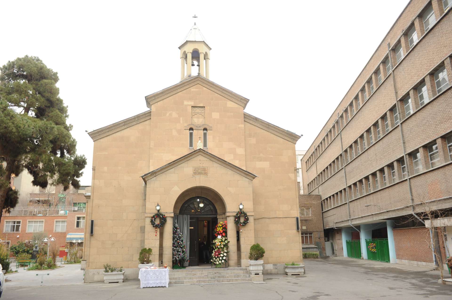 اقامتگاه دهگردی،هتل،بومگردی،اقامت،ویلا،سوئیت،کلبه،ایرانگردی،جاذبه گردشگری دهگردی کلیسای مریم مقدس تهران